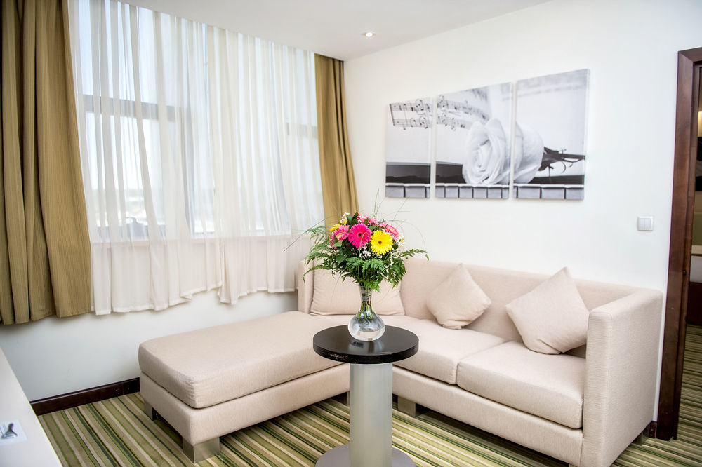Doubletree By Hilton Shymkent Ξενοδοχείο Εξωτερικό φωτογραφία